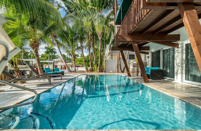 PRIVATE OASIS 7 BEDROOM-6 BATH FOR 15 GUESTS