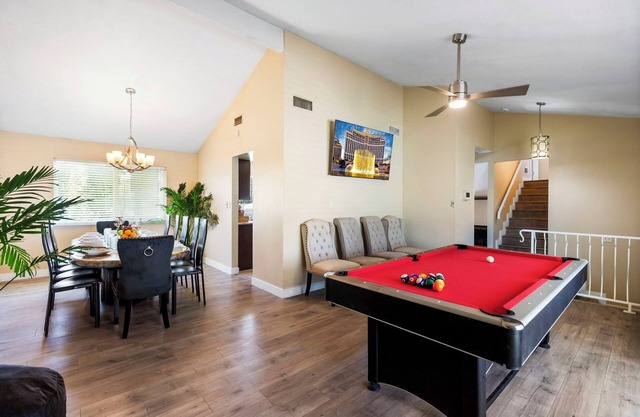 Las Vegas Family 5BR Home-6Beds,w/Pool,BBQ,Projector,Billiards,Towels,Essentials