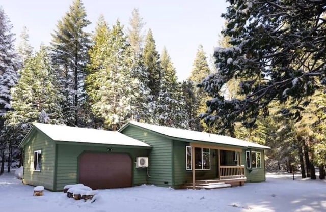 Lassen/McCumber Lake Luxury Cabin with Hot Tub