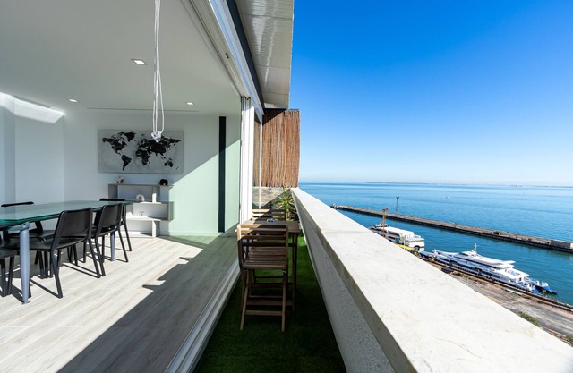Last floor with a great river view!