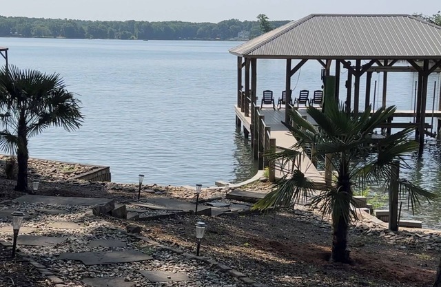 Perfect Lakefront Getaway! Sunrise on Lake Norman+ free kayaks, SUPs, water toys