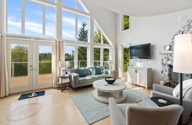 Last minute deals! Tranquil Luxury: Gig Harbor's Premier Vacation Home w/Hot Tub