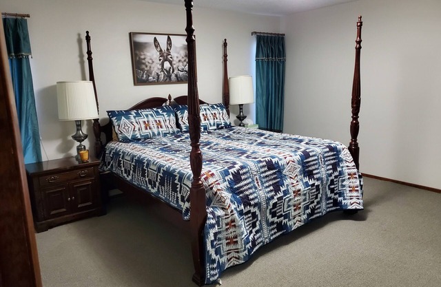 Last Minute Discount! Peaceful Home in NE Heights Views, Trails in the Foothills