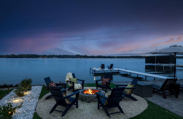 SALE! Private Lake front w/Pier | Kayaks |Bikes