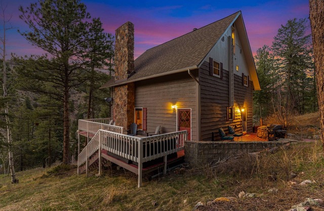 NEU! Mountain Mamas Haus ist geräumig und doch gemütlich; 5 Minuten zum Miner St; 26 Minuten zu Red Rocks; Gratis Wifi