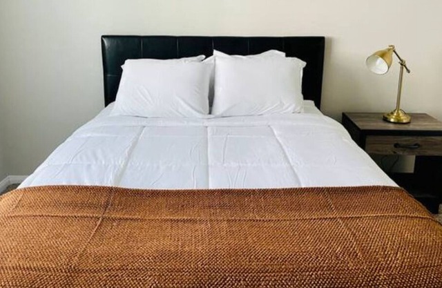 Latte ~ New Cozy 2 Bedroom Steps Away From Shopping!