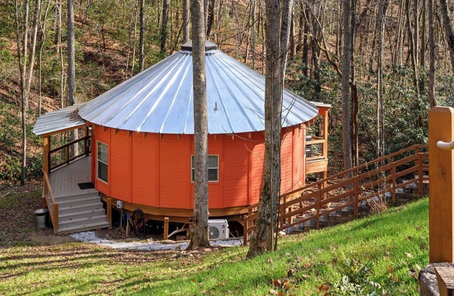Laughing Water, Enchanting Moroccan Yurt, Hot Tub overlooks Babbling Brook