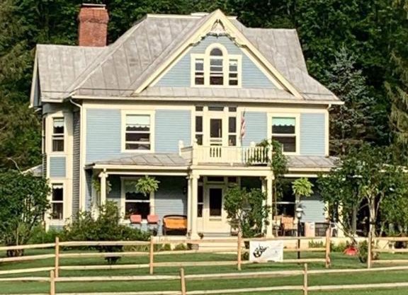 Laurel River Club Bed & Breakfast or LRCBNB