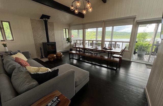 Laurentian Lakeside Cottage 55, 4-season, 5-bedroom, 3.5 bath cottage sleeps 10
