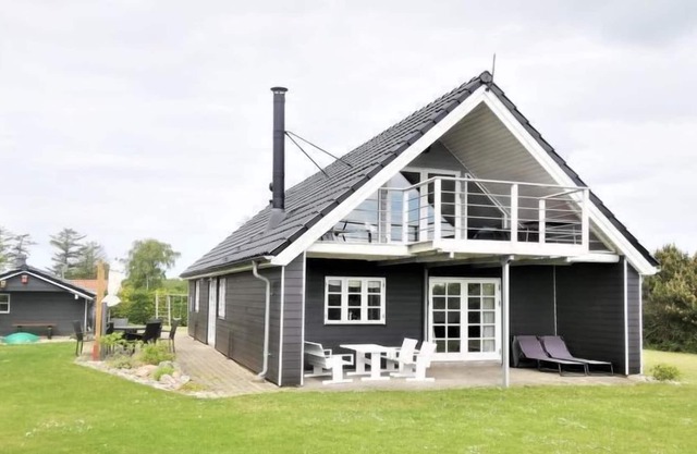"Laurie" - 150m from the sea by Interhome
