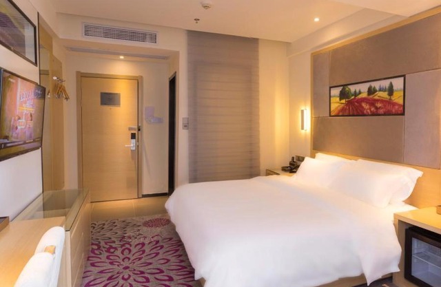Lavande Hotel Luzhou Jiale Century City