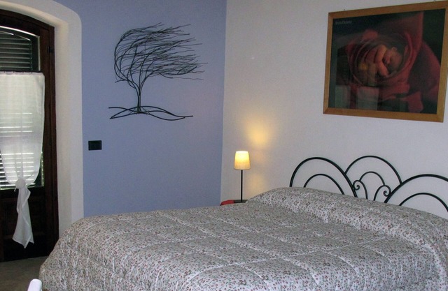 Lavendel Wohnung, in der Sonne in den grünen Hügeln