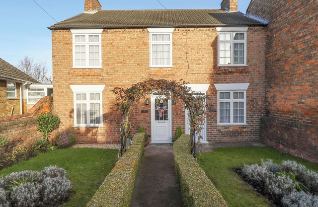 LAVENDER COTTAGE, pet friendly, character holiday cottage in Louth