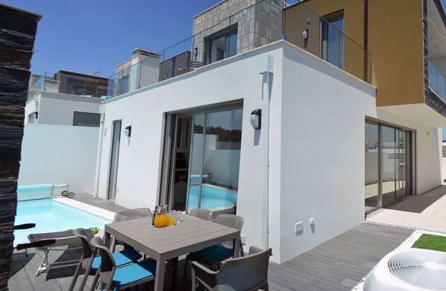 Lavender Fields Villa - Atemberaubende Villa mit privatem beheiztem Pool, Klimaanlage und kostenlosem WLAN