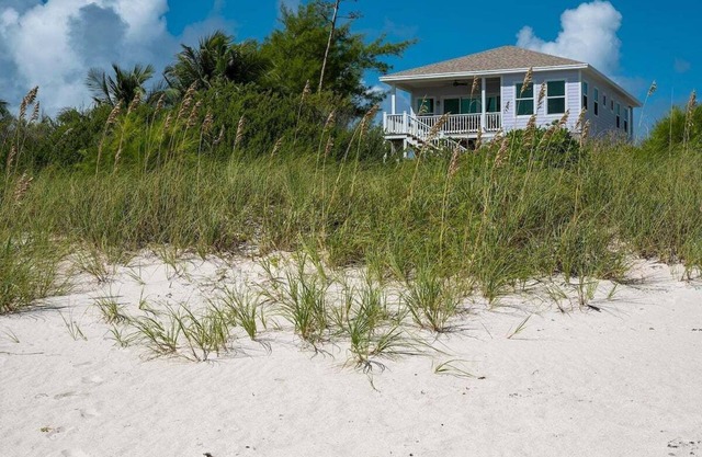 Lavender House· Luxury Home on Pink Sand Beach