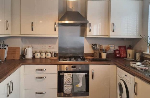 LAVENDER HOUSE, 3 BEDROOM HOUSE, PRIVATE PARKING