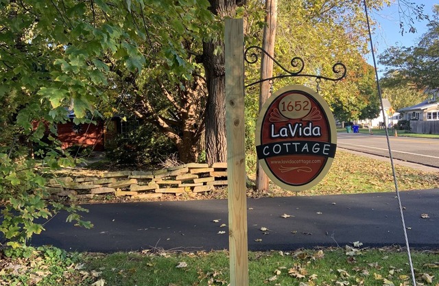 LaVida Cottage begrüßt Sie mit weit offenen, privaten Grünflächen.