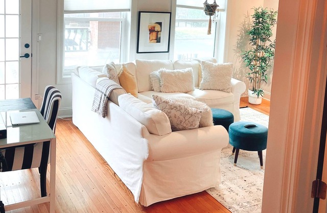 Lavish 2/2 bath Near Lakeshore