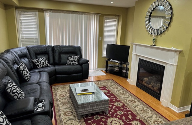 Lavish 3 Bdrm Townhome in Great location & Self check in
