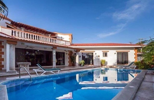 Lavish Gardens, Large Pool, 2 Blocks to Ocean