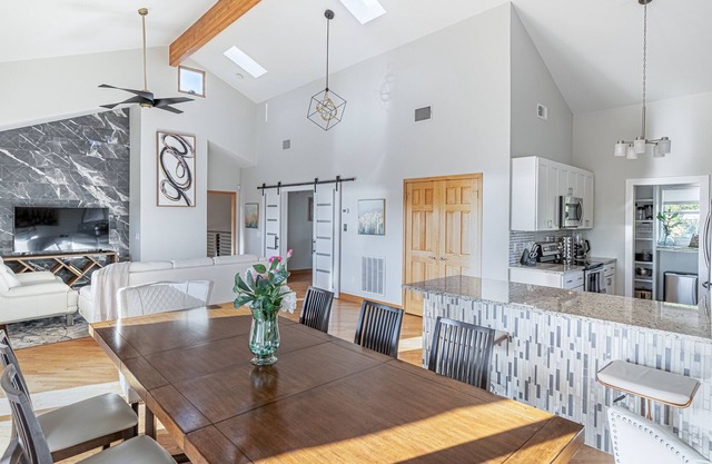 *New Listing* Lavish Lake Getaway | Vintage Village Resort