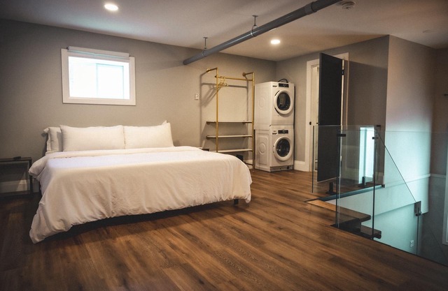 Lavish Loft | King Bed | 75” TV