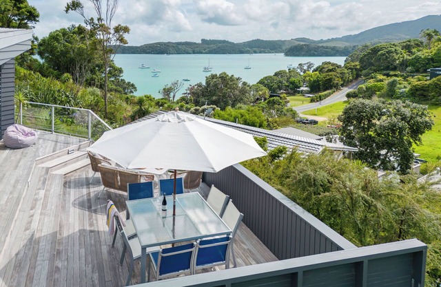 Lavish Luxury - Parekura Bay Holiday Home