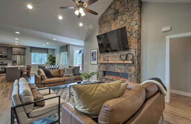 Lavish National Forest Retreat with Hot Tub and Views!