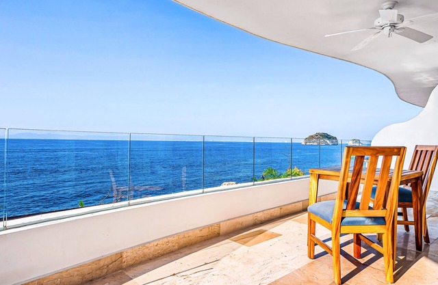 Lavish seaside escape with oceanfront views, amazing pool & pool spa