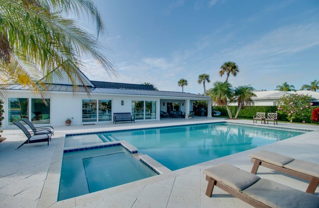 NEU! Verschwenderische Vero Beach Escape mit Pool, Whirlpool + Dock