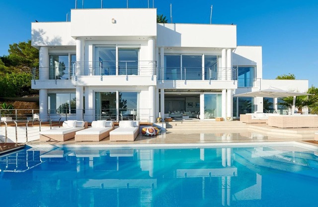 Lujosa villa con piscina infinita y vistas