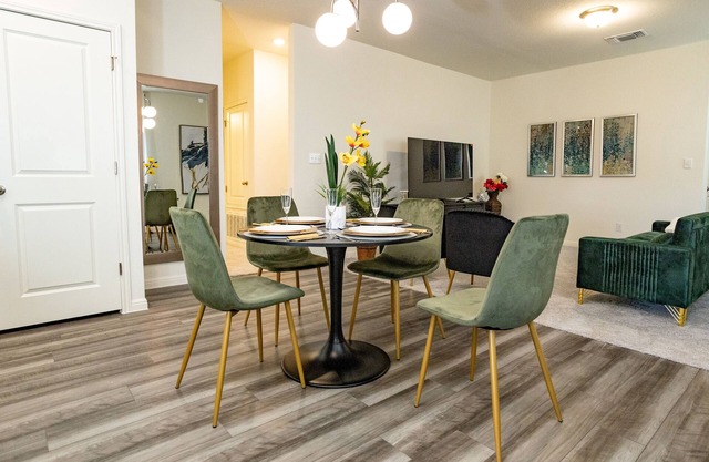 Lavishly Decorated 3-Bedroom Home Near Samsung Taylor with King-Sized Bed
