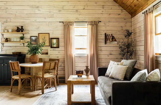 Lawless Log Cabin - cozy, newly renovated cabin