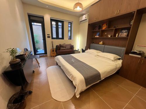 LAYLiVE Good soundproofing Near the subway, US Consulate, Nanjing Road Jing'an Temple business district Convenient transportation Courtyard music