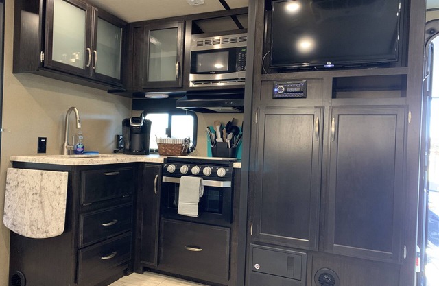 “Farm Stay ” in Cabin and Luxury RV on our Siberian Husky Farm.