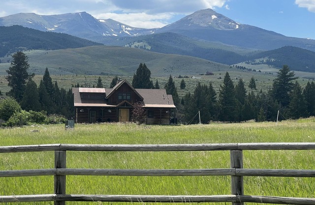 Schönes Montana-Haus westlich von Mcallister mit Blick auf North Meadow Creek