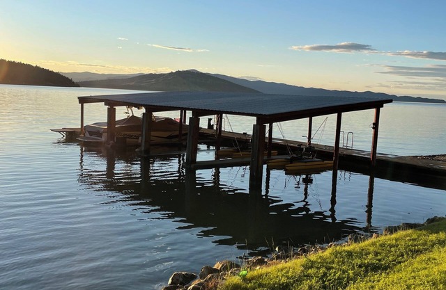 Lazy B Lake House & Cabin on Flathead Lake, Waterfront with Tennis Court