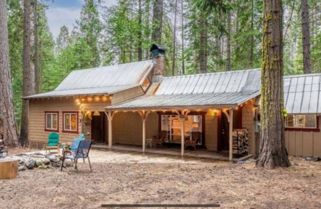 LAZY BEAR CABIN! Sleeps 10-12, wheelchair accessible, great Highway 4 location.