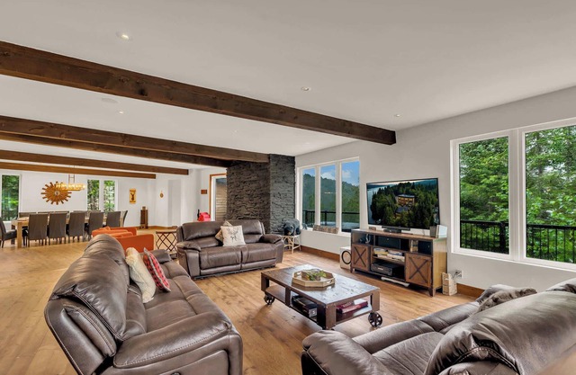 Lazy Bear Lake House w/ Cozy Spa