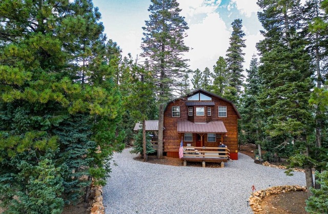 Lazy Bear Lodge! New Spa Installed!