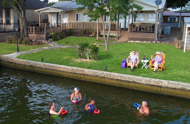 Lazy Days Lakefront Retreat Lake Granbury, full home, yard, dock-lift, parking