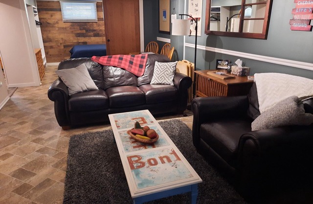 Lazy Days in der Leir-2 Bedroom Guest Basement Suite