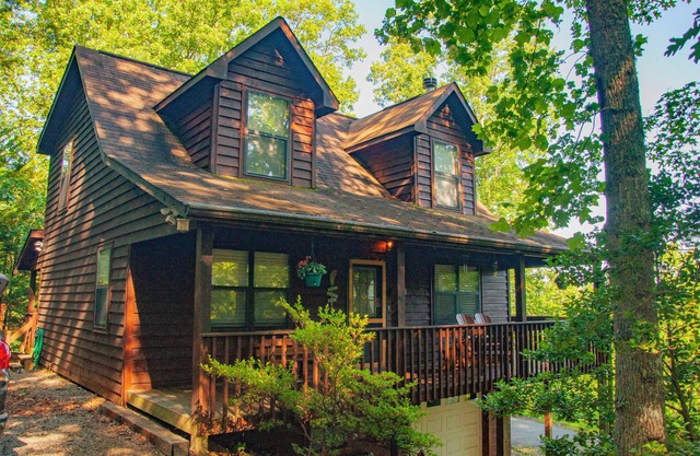 Lazy Daze GetAWay is cozy 3/2 with fireplace, pingpong, foozball, Wifi. Sleeps 7