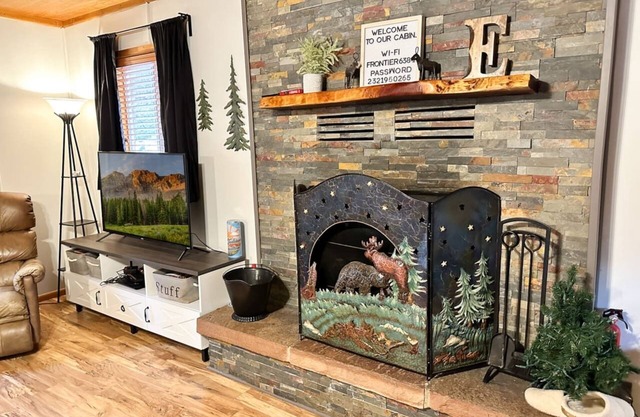 Lazy E Retreat | King Bed, Fireplace w/Wood Provided, Pet Friendly