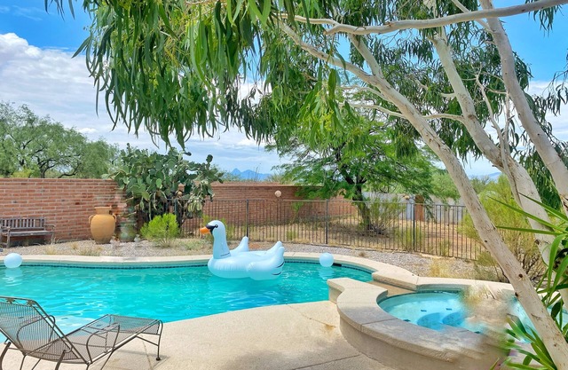 LAZY H BAR RANCH ESTATE, 3 /2, AC, Pool, Hot Tub, BBQ, Horses and Dogs Welcome!