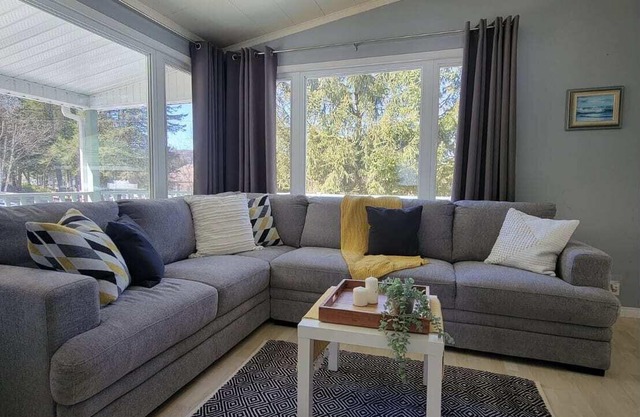 Lazy lake cabin enjoy the view & relax