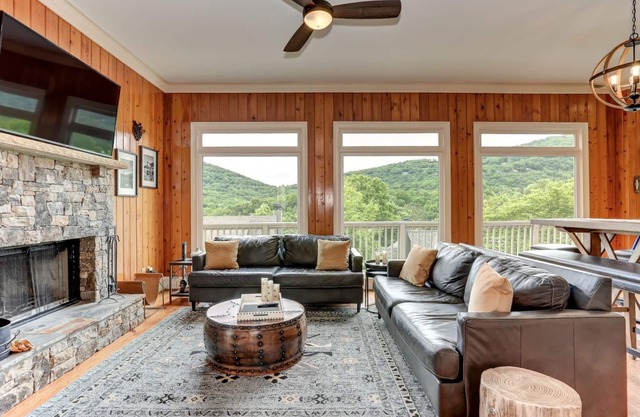 Lazy Lodge - Golf Course Views & a Hot tub!