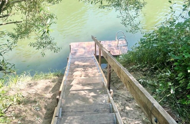 Lazy RiverLodge: Dock & Decks! FUN Family Cabin on River! GmRm/WiFi /HotTub!