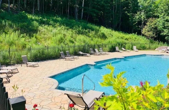Cozy Condo in Historic Village 6 minutes from the Ski Base!