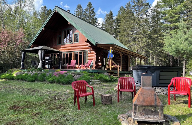 Le Caché: intimate log cabin, spa and waterfront (kayaks)